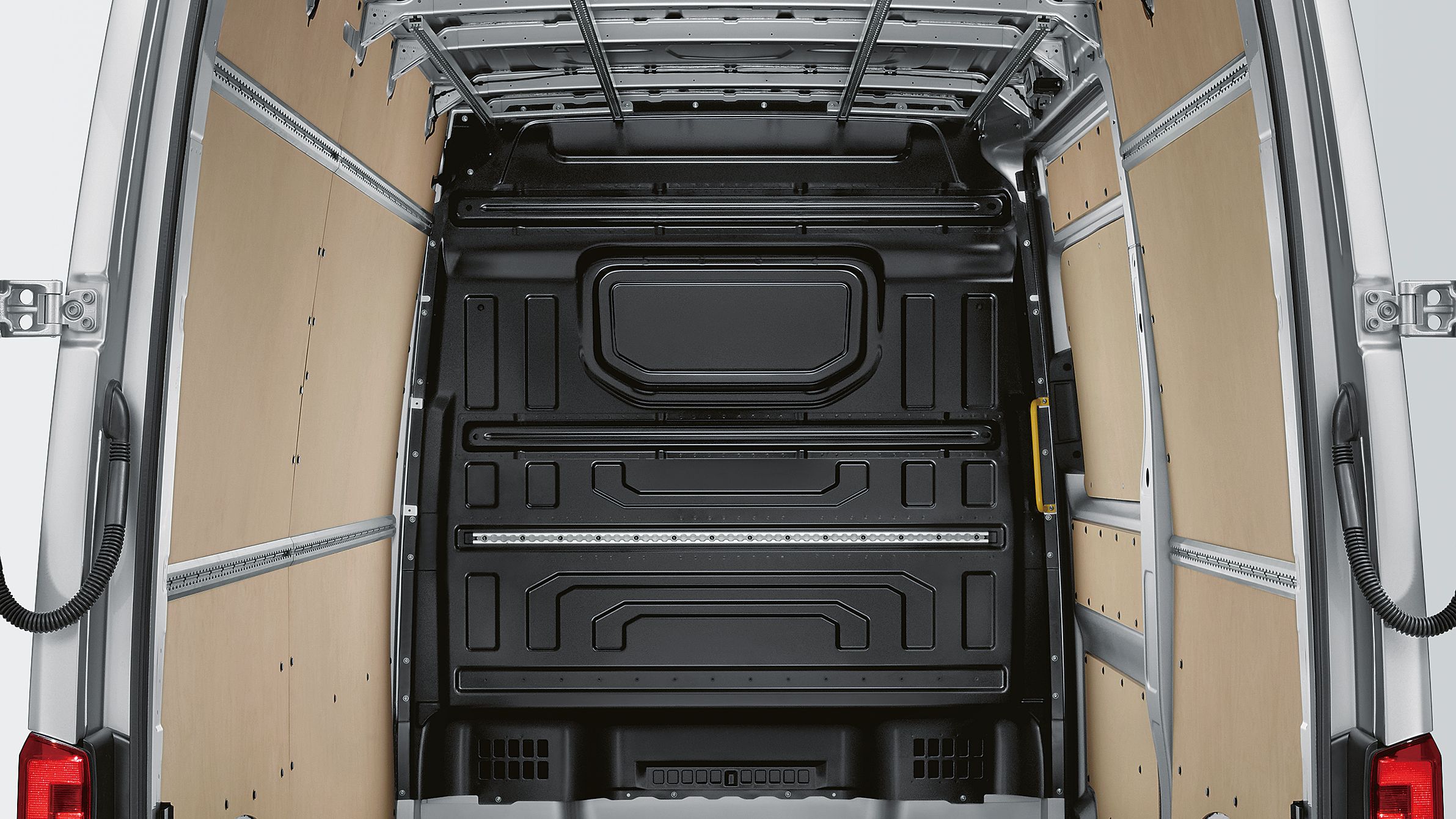 Ein Blick in den Laderaum des Volkswagen Nutzfahrzeuge Crafter Kastenwagen. Darin ist der Universalboden zu sehen.