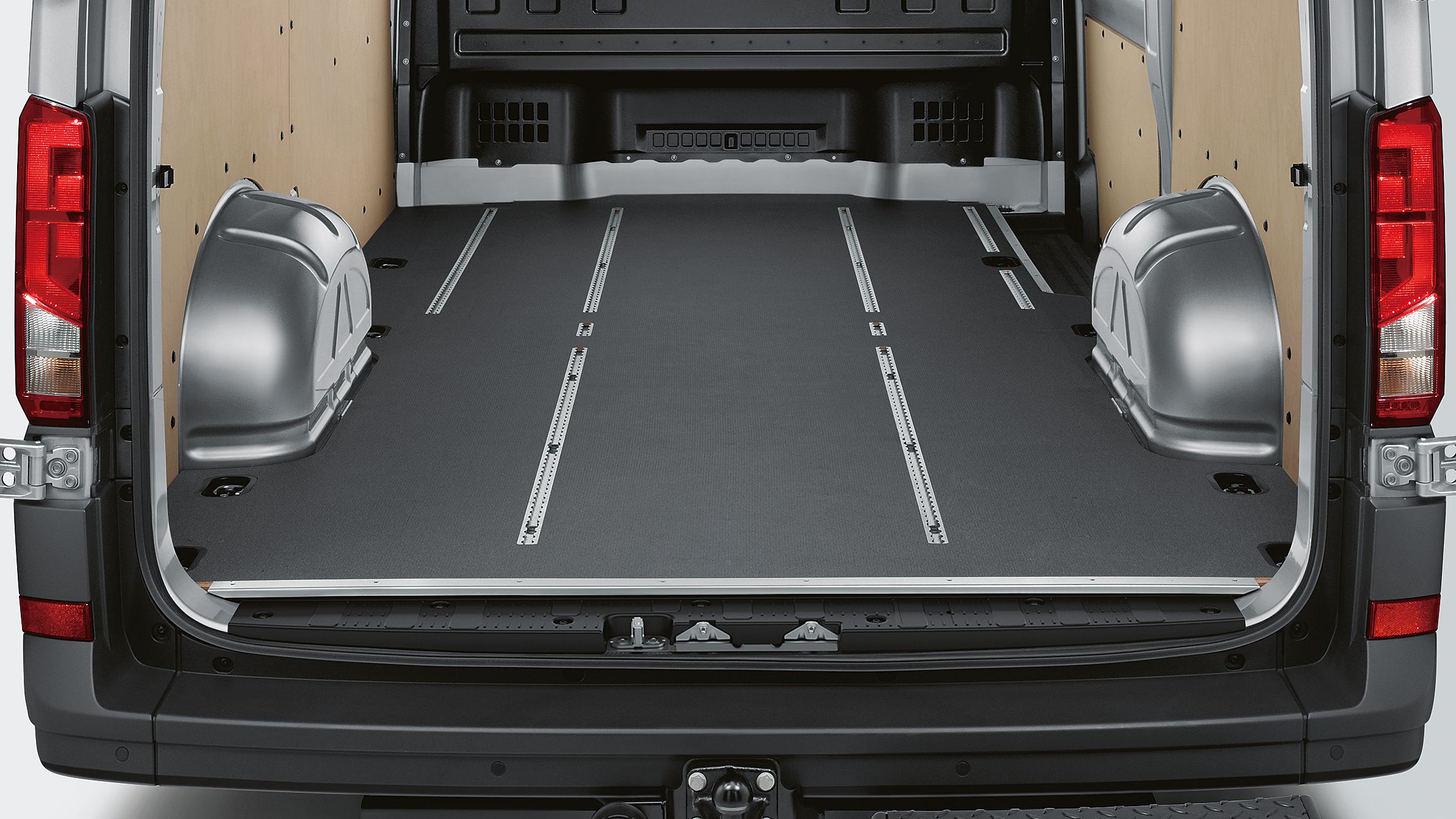 Ein Blick in den Laderaum des Volkswagen Nutzfahrzeuge Crafter Kastenwagen. Darin ist der Universalboden zu sehen.